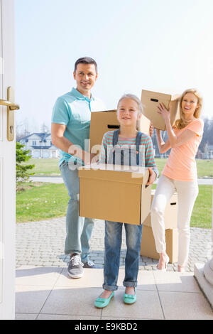 Familie mit Kartons in neues Haus Stockfoto