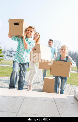 Familie tragen Kartons während der Eingabe neuen Haus Stockfoto
