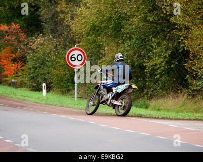 Mann auf Husqvarna Offroad Motorrad vorbei 60 Kmh Höchstgeschwindigkeit unterzeichnen in Ruurlo, Niederlande Stockfoto