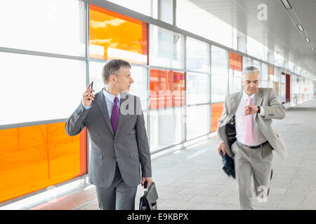 Applying Unternehmer Kollege im Bahnhof laufen zu betrachten Stockfoto