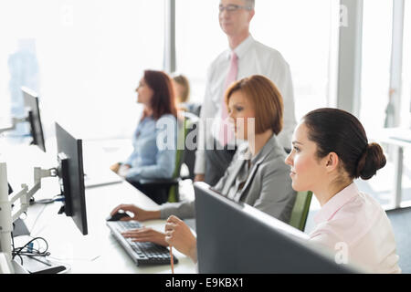 Business Leute, die im Büro Stockfoto