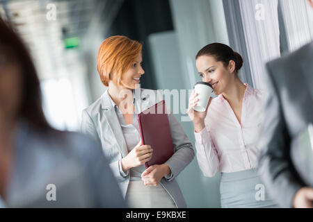Unternehmerinnen im Büro Korridor gehen Stockfoto