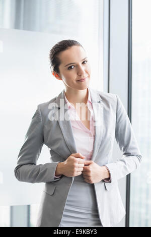Porträt von überzeugt junge Geschäftsfrau im Büro Stockfoto