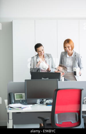 Geschäftsleute, Mittagessen mit Computer im Büro Stockfoto