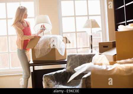 Frau Lampe entfernen Sie Feld im neuen Haus verschieben Stockfoto