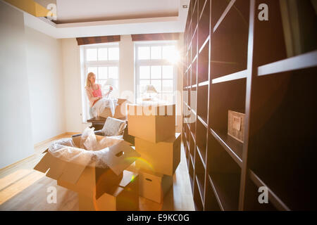 Frau Lampe von beweglichen Box im neuen Haus Auspacken Stockfoto