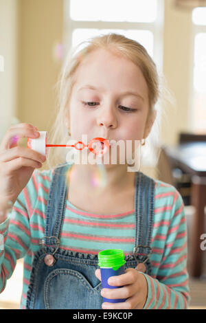 Niedliche Mädchen spielen mit Blase Wand zu Hause Stockfoto