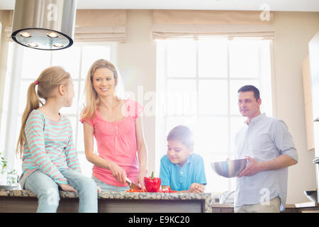 Familie, die Zubereitung von Speisen in der Küche Stockfoto