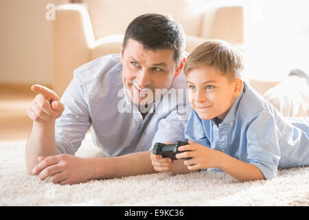 Vater und Sohn spielen Videospiel im Stock zu Hause Stockfoto