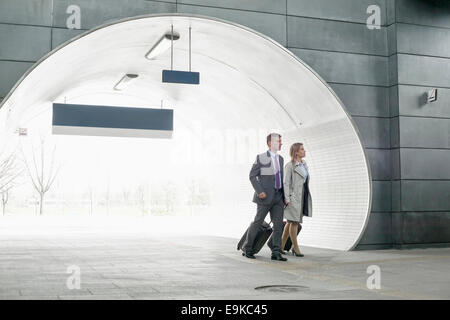 Unternehmer und Unternehmerin Eingabe Bahnhof Stockfoto