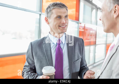 Applying Geschäftsmann im Gespräch mit Kollegen im Bahnhof Stockfoto