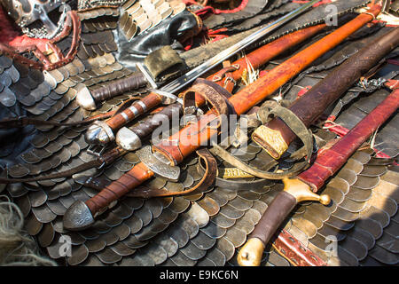 Mittelalterliche Rüstungen, Schwerter und Kettenhemd, im Freien. Stockfoto