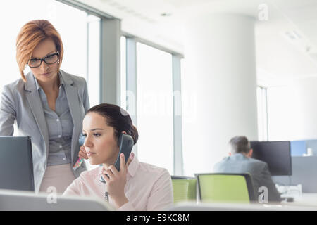 Junge Unternehmerinnen, die im Büro arbeiten Stockfoto