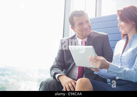 Unternehmer und Unternehmerin mit tablet-PC im Büro Stockfoto