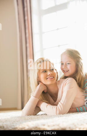 Glückliche Mutter und Tochter auf Boden zu Hause Stockfoto