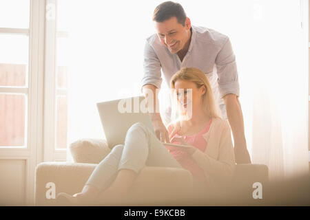 Glückliches Paar mit Laptop zusammen zu Hause Stockfoto