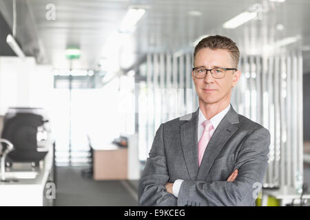 Zugeschnittenes Bild der Geschäftsfrau mit Laptop im Büro Stockfoto