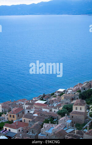 Befestigte Stadt von Monemvasia in Griechenland, Ansicht von oben. Stockfoto