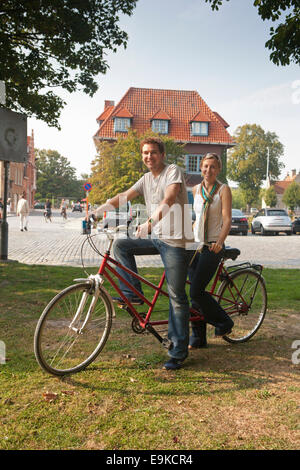 PAAR AUF TANDEM-FAHRRAD IN BRÜGGE Stockfoto