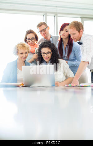 Mit Laptop am Schreibtisch im Kreativbüro Geschäftskollegen Stockfoto