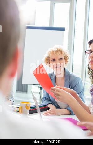 Kreative Geschäftsfrau in Treffen mit Kollegen im Büro Stockfoto