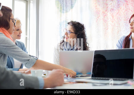 Glücklich Geschäftsleute diskutieren während der Sitzung im kreativ Büro Stockfoto