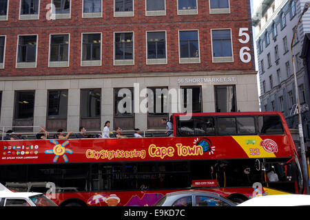 Touristen die eine Stadtrundfahrt in Kapstadt auf der Hop-on / Hop-off Sightseeing Cape Town Red Stadtbus. Stockfoto