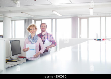 Porträt von zuversichtlich Geschäftsleute stehen im Büro Stockfoto