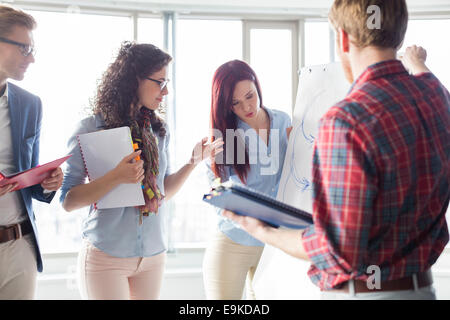 Vortrag für Kollegen in Kreativbüro Geschäftsfrau Stockfoto