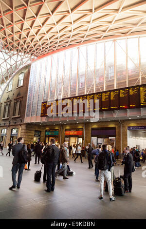 Personen an der Anzeigentafel, Hauptstrecke Bahn Bahnhof Kings Cross, London UK Stockfoto