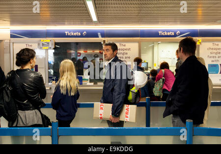 Menschen warten in einer Warteschlange Ticket auf der Londoner U-Bahn, Underqround Bahnhof Kings Cross, London UK Stockfoto