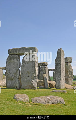 Ein Blick auf Stonehenge auf einem warmen, sonnigen Tag, aber keine Touristen im Bild. Stockfoto