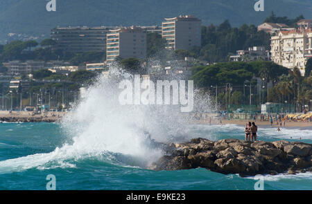 Wellen gegen Felsen an einem Strand in Cannes, Südfrankreich. Stockfoto
