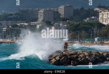 Wellen gegen Felsen an einem Strand in Cannes, Südfrankreich. Stockfoto
