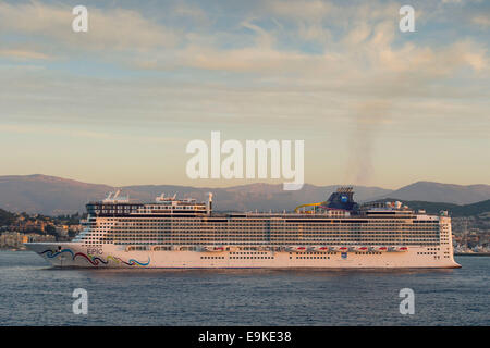 Kreuzfahrtschiff der Norwegian Epic von NCL Kreuzfahrten auf dem Meer gesehen in Cannes, Frankreich betrieben. Stockfoto