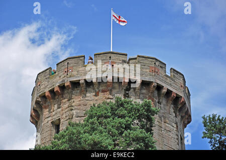 Zwei Personen aus einem Türmchen von Warwick Castle, mit einer Fahne von St. Georg auf dem Display. England, UK. Stockfoto