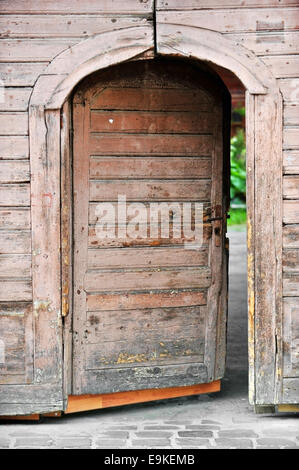 Architektur Detail mit einer sehr alten Holzhaus-Fronttür Stockfoto