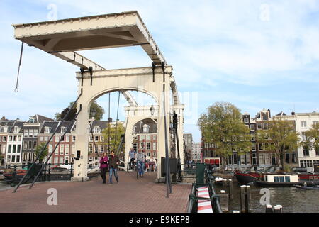 Peopel Überquerung der berühmten Magere Brug oder die "Magere Brücke" über den Fluss Amstel in Amsterdam, Niederlande Stockfoto
