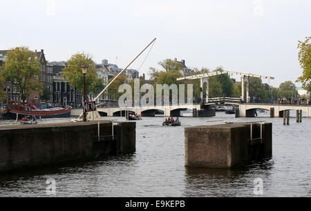 Die berühmten Magere Brug oder "Magere Brücke" über den Fluss Amstel in der Innenstadt von Amsterdam, Niederlande Stockfoto