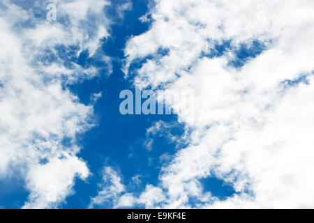 Schönen blauen Himmel mit weißen Wolken im Herbst Stockfoto