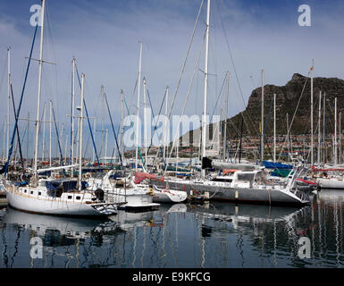 Yachten ankern im Hafen von Hout Bay in der Nähe von Kapstadt. Stockfoto