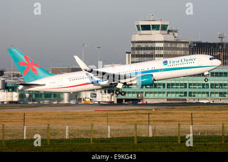 Thomson Airways (erste Wahl) Boeing 767-300 klettert vom Start-und Landebahn 05 L Manchester Airport. Stockfoto