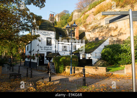 Herbst im Ye Olde Reise nach Jerusalem Pub, Nottingham Nottinghamshire England UK Stockfoto