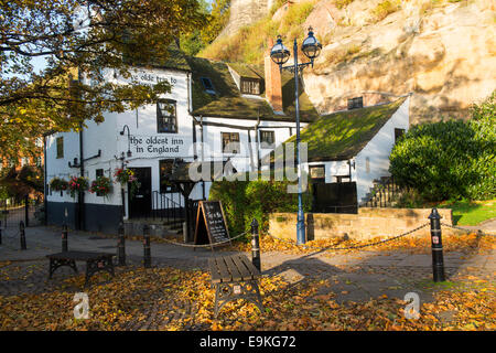 Herbst im Ye Olde Reise nach Jerusalem Pub, Nottingham Nottinghamshire England UK Stockfoto