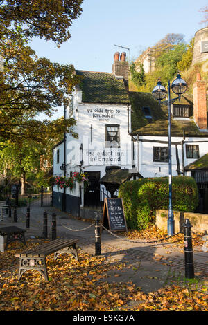 Herbst im Ye Olde Reise nach Jerusalem Pub, Nottingham Nottinghamshire England UK Stockfoto