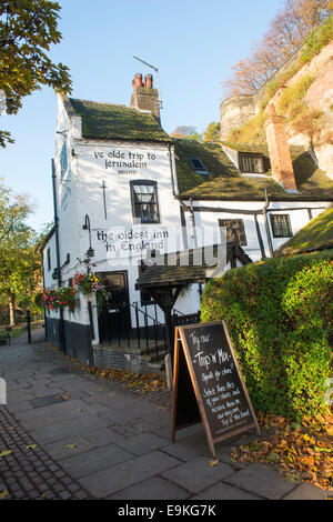 Herbst im Ye Olde Reise nach Jerusalem Pub, Nottingham Nottinghamshire England UK Stockfoto