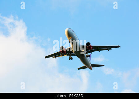 Airbus 320-214 EI-EZV "Tartan Lassie" Virgin Atlantic Airways am Ansatz am Manchester Airport landen Stockfoto