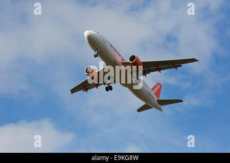 Airbus A320-214 G-EZTM EasyJet am Ansatz am Manchester Airport landen Stockfoto