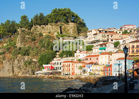 EPIRUS, GRIECHENLAND. Ein Blick auf das Meer Stadt Parga und seiner venezianischen Burg. 2014. Stockfoto