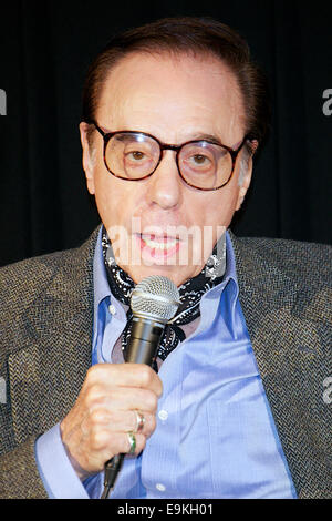 Tokio, Japan. 29. Oktober 2014. Regisseur Peter Bogdanovich spricht die Zielgruppe während der Bühne Gruß des Films "sie lustige Art und Weise, dass bei TOHO Kinos in Roppongi am 29. Oktober 2014, Tokio, Japan ist". Die 27. Tokyo International Film Festival ist das größte Kino Festival in Tokio bekleidete vom 23. Oktober bis 31. Bildnachweis: Rodrigo Reyes Marin/AFLO/Alamy Live-Nachrichten Stockfoto